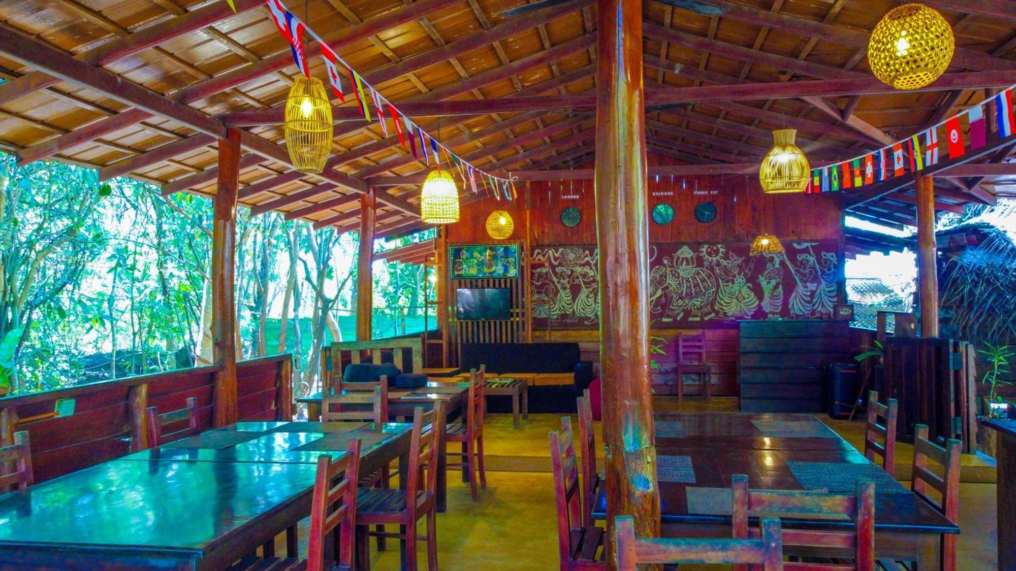 Jungle Host Hostel And Tree House Sigiriya Buitenkant foto